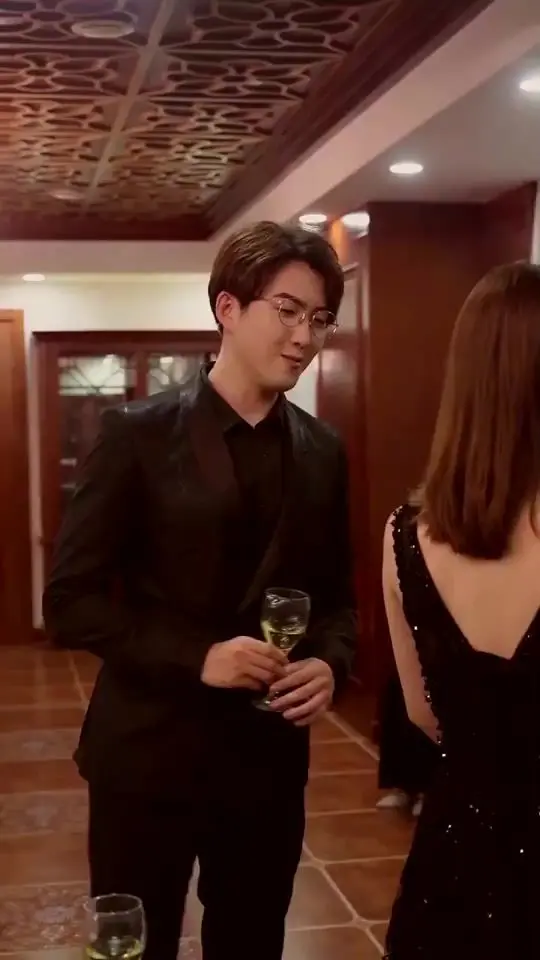 《穿越医仙成赘婿》：反套路爽文改编，医术与爱情的双重奏